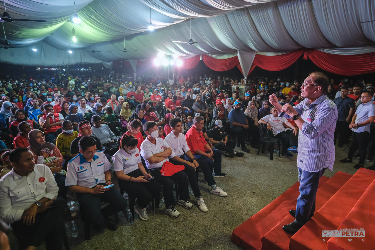 Pakatan Harapan president Datuk Seri Anwar Ibrahim (standing, right) gives a speech to a large supportive crowd at the mega Pakatan Harapan ceramah programme last night. – ABDUL RAZAK LATIF/The Vibes pic, November 7, 2022
