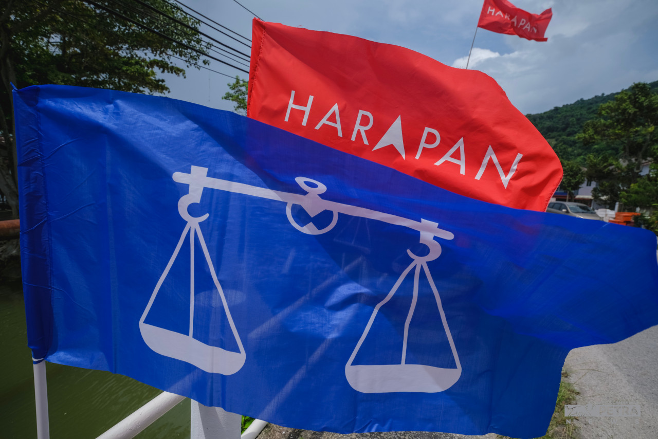 Sentiments on the ground in several parliamentary constituencies in Johor remain favourable towards Barisan Nasional. – ABDUL RAZAK LATIF/The Vibes pic, November 18, 2022