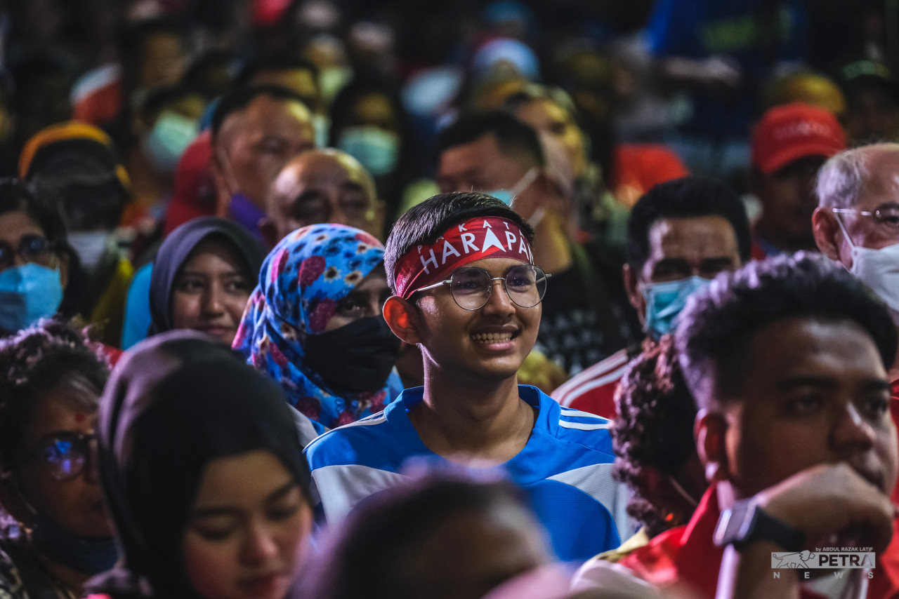 Supporters of all ages, races, genders, and backgrounds attend the the mega Pakatan Harapan ceramah programme last night, showing their trust and interest in the coalition. – ABDUL RAZAK LATIF/The Vibes pic, November 7, 2022
