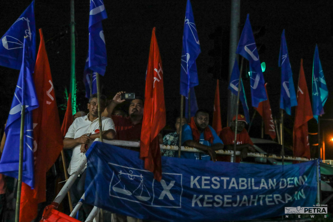 Pakatan Harapan and Barisan Nasional flags and banner decorate Bagan Datuk ahead of the upcoming election. In the 14th general election, Datuk Seri Ahmad Zahid Hamidi won the seat with a 5,073-vote majority after receiving 18,909 votes to defeat Pakhrurrazi Arshad (PKR) who received 13,836 votes and PAS candidate Ata Abdul Muneim Hasan Adli (4,061 votes). – ALIF OMAR/The Vibes pic, November 12, 2022