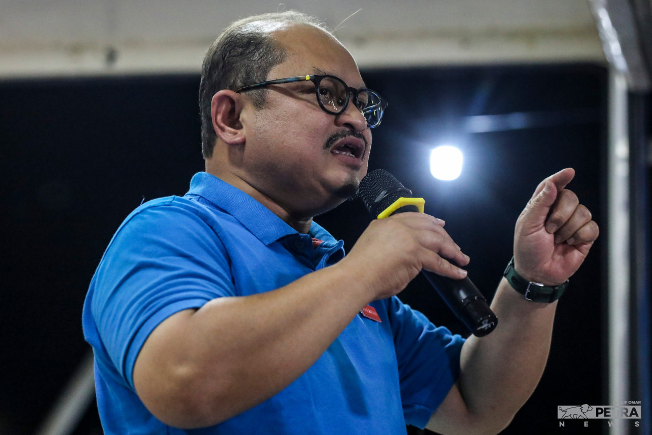 Pakatan Harapan candidate Datuk Seri Shamsul Iskandar Md Akin has suggested the setting up of a municipal council exclusively for Bagan Datuk to solve the constituency’s town planning and urban management issues. – ALIF OMAR/The Vibes pic, November 10, 2022