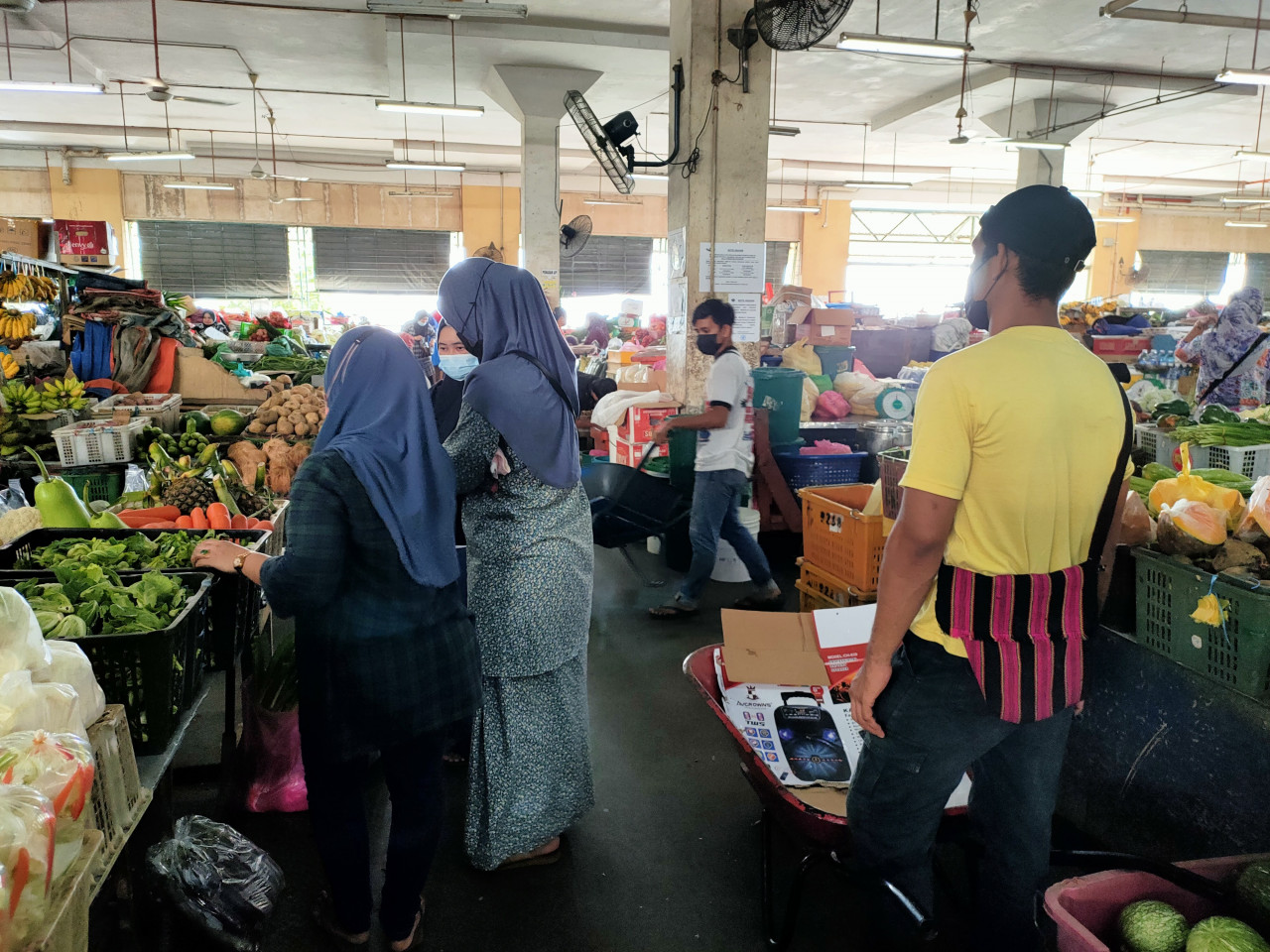 One of the stateless children who offer wheelbarrow service at the Sandakan central market, Indie Andang, hopes for a miraculous day when he would receive generous tips from people and have extra money to give to his mother. – REBECCA CHONG/The Vibes pic, December 13, 2021