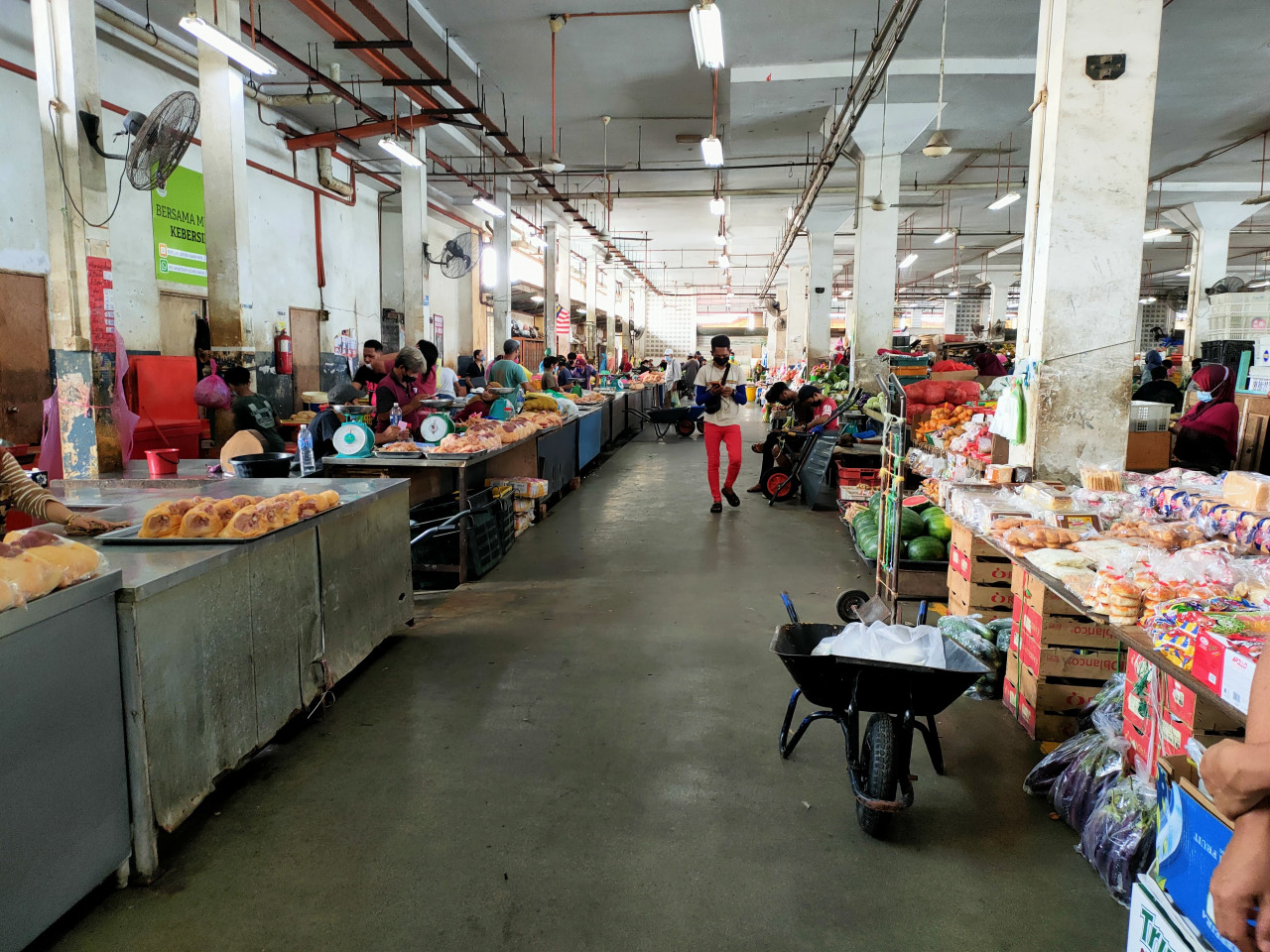 Another stateless child who works at the Sandakan central market, Simon Inggati, says although he loves his job, he hopes to learn farming so that he can sell vegetables at the market and earn more income. – REBECCA CHONG/The Vibes pic, December 13, 2021