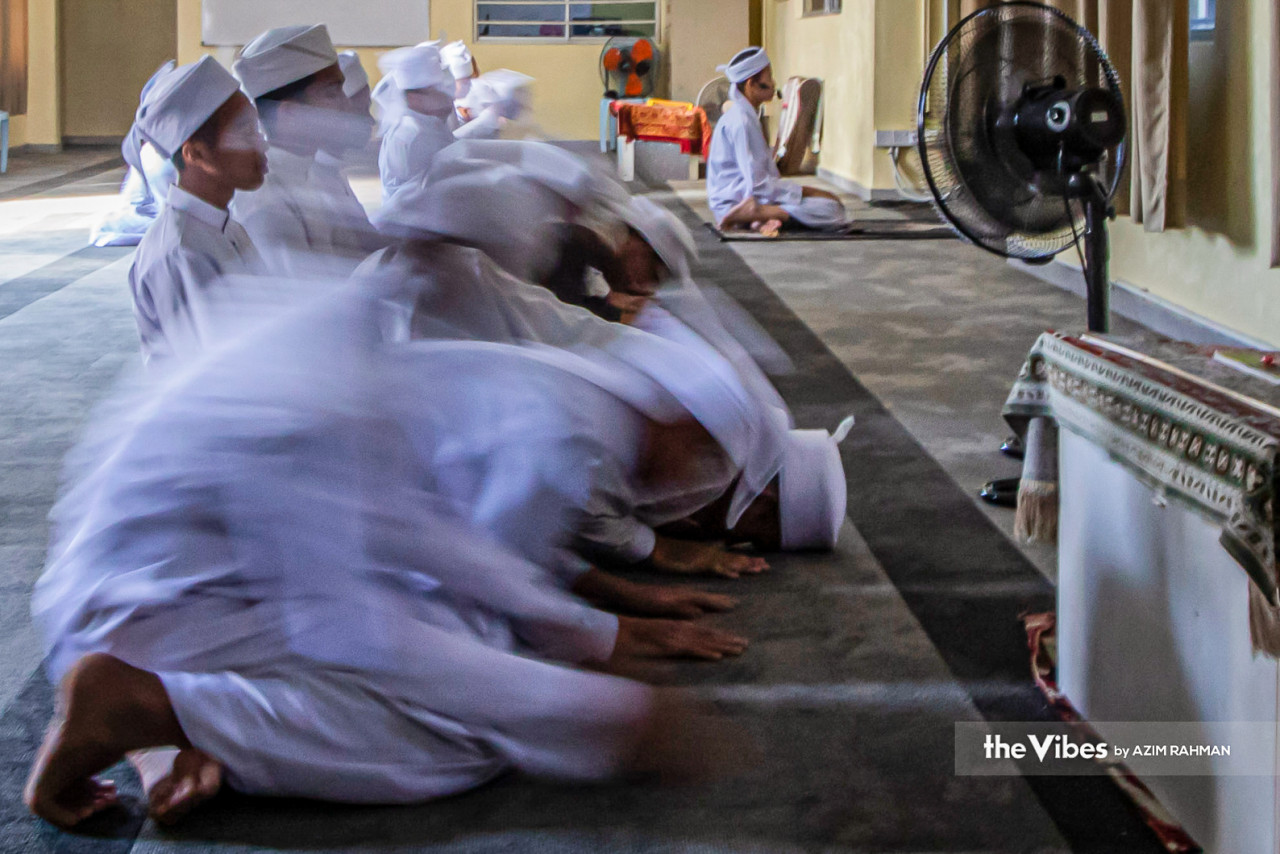 Students perform their solat dhuha at Maahad Tahfiz Al-Mawaddah school. – AZIM RAHMAN/The Vibes pic, April 9, 2023