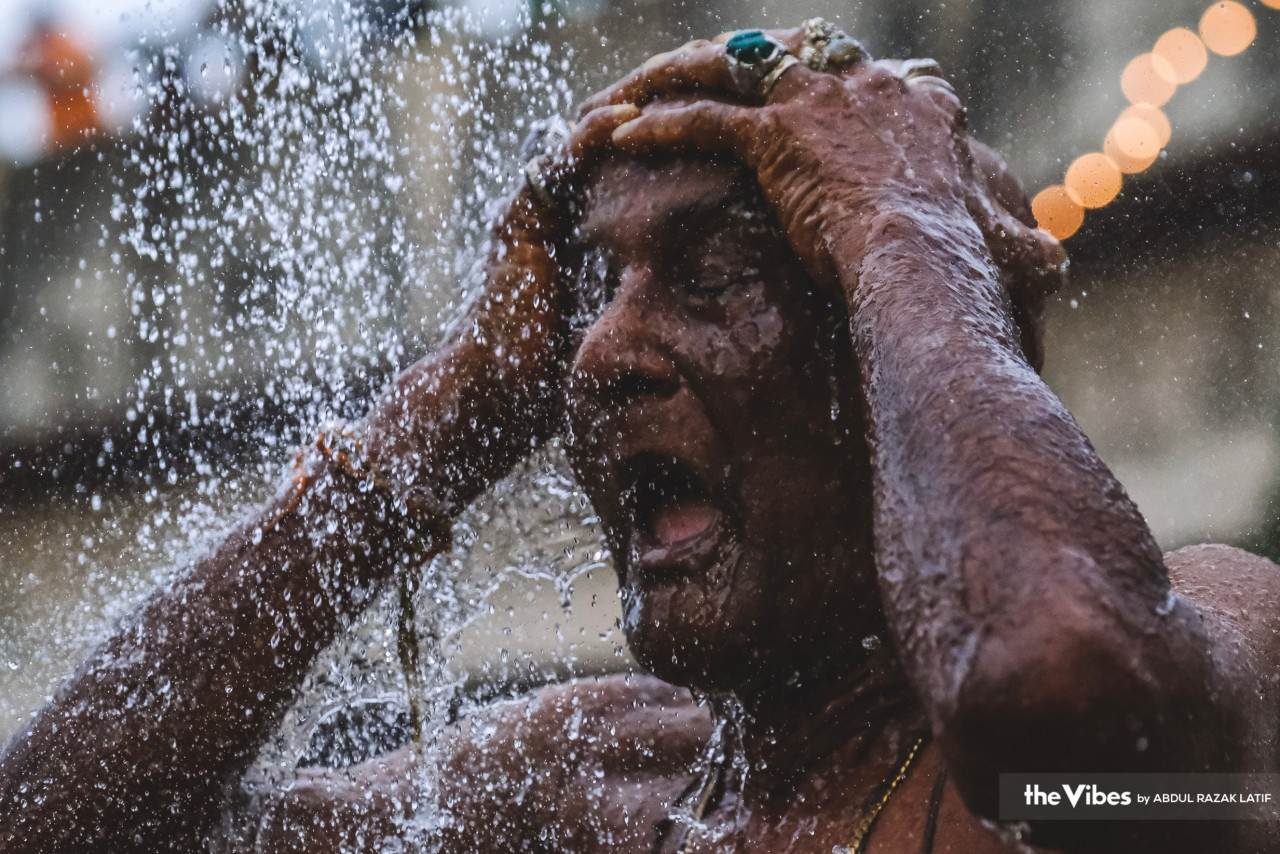 A devotee cleanses himself before carrying out Thaipusam rituals. – ABDUL RAZAK LATIF/The Vibes pic, February 6, 2023