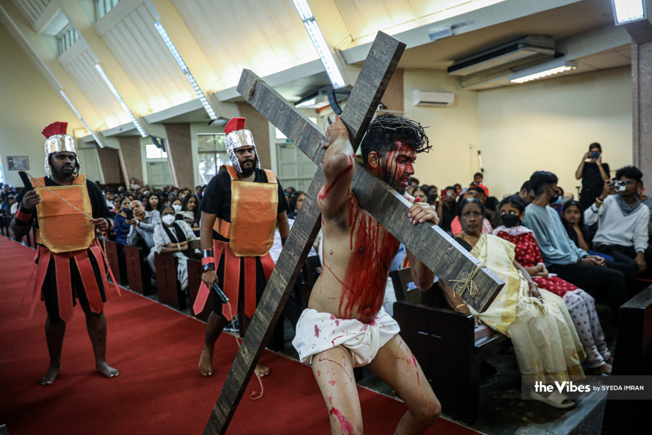 A worshipper reenacts the act of Jesus carrying the cross, a depiction of the Lord’s pain and sacrifice. It is intended to help Christians deepen their faith and understanding of the events surrounding Jesus’ death and resurrection. – SYEDA IMRAN/The Vibes, April 8, 2023