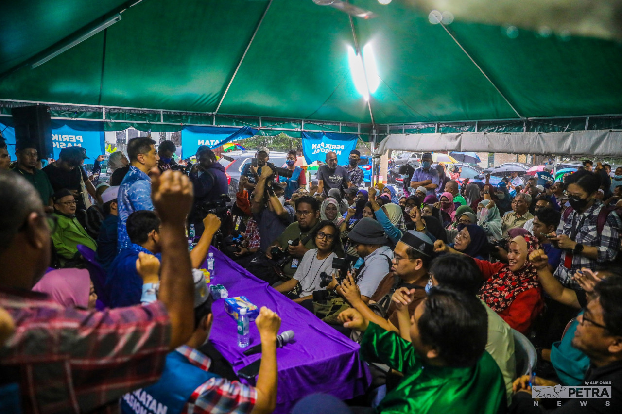 Gombak incumbent MP Datuk Seri Azmin Ali talks to Perikatan Nasional machinery workers in the constituency he won previously on a PKR ticket. – ALIF OMAR/The Vibes pic, November 13, 2022