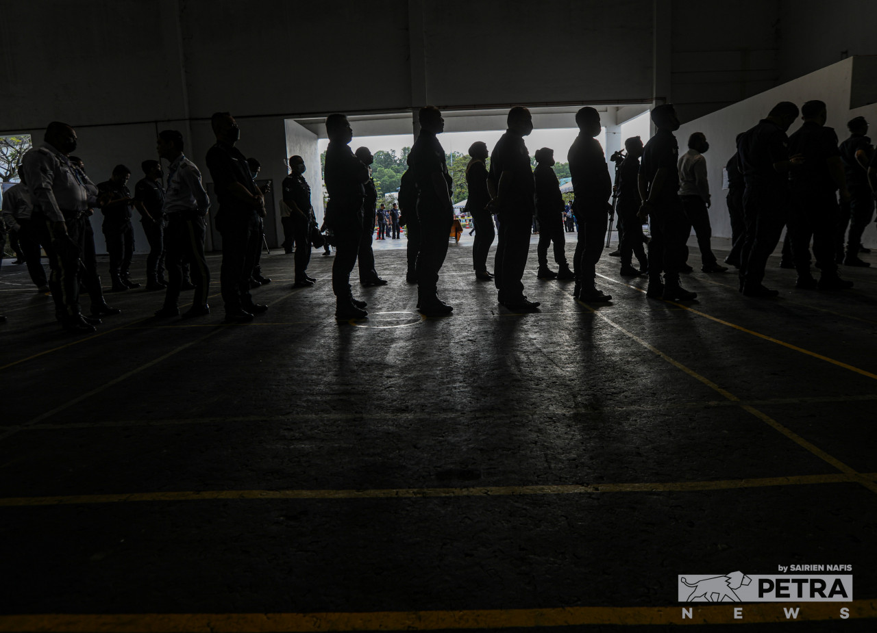 Policemen and women line up according to their channels at the Selangor Contingent Police Headquarters today to cast an early ballot for their chosen leader as eligible voters are entitled to early access to ballot boxes today. – SAIRIEN NAFIS/The Vibes pic, November 15, 2022