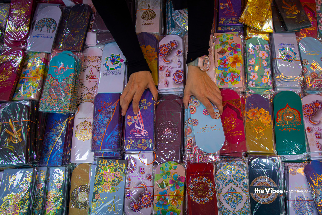 Various beautifully decorated Raya money envelopes are sold at malls, bazaars and on the streets. – AZIM RAHMAN/The Vibes pic, April 20, 2023