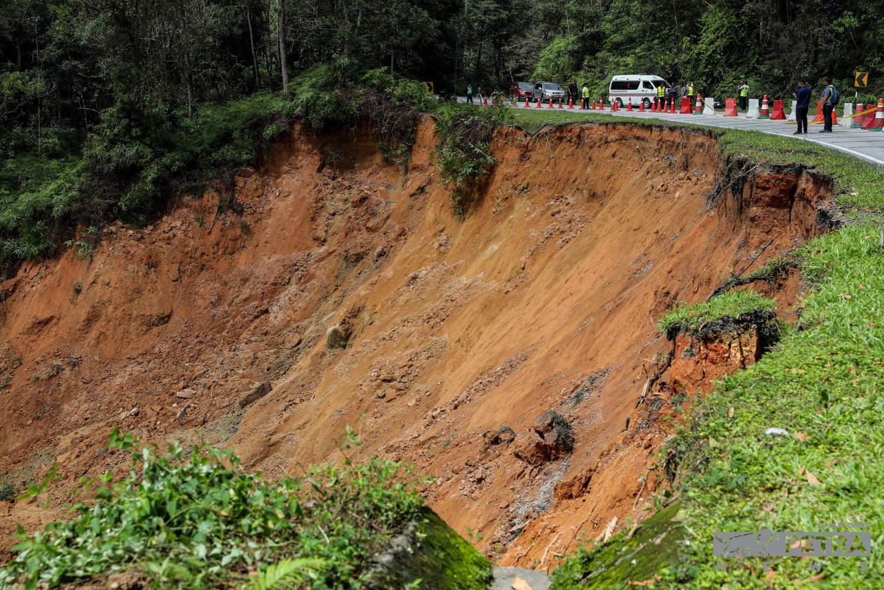 The scene of the landslide at the Father’s Organic Farm campsite in Batang Kali today. – ALIF OMAR/The Vibes pic, December 16, 2022