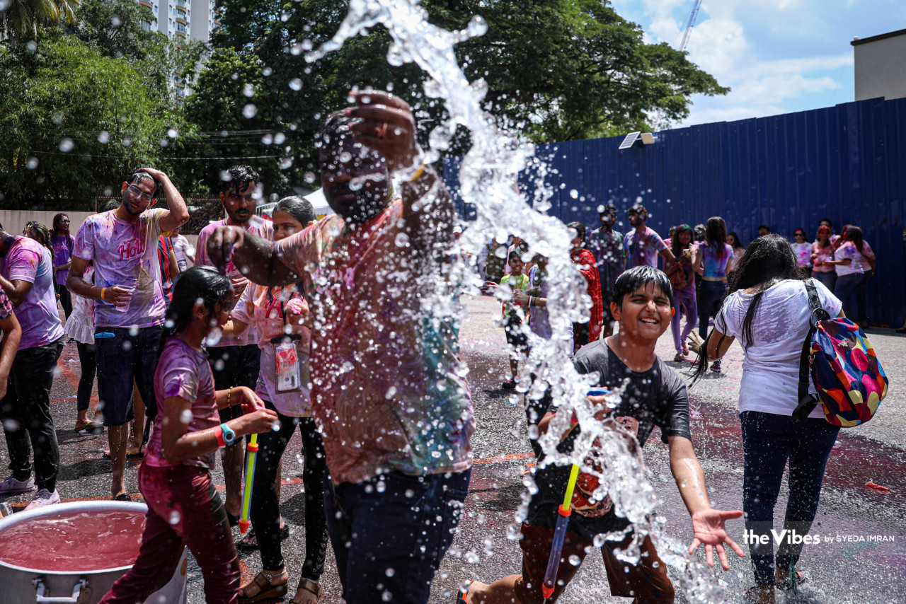 Devotees drenching themselves in water during the Holi festivities. – SYEDA IMRAN/The Vibes pic, March 22, 2023