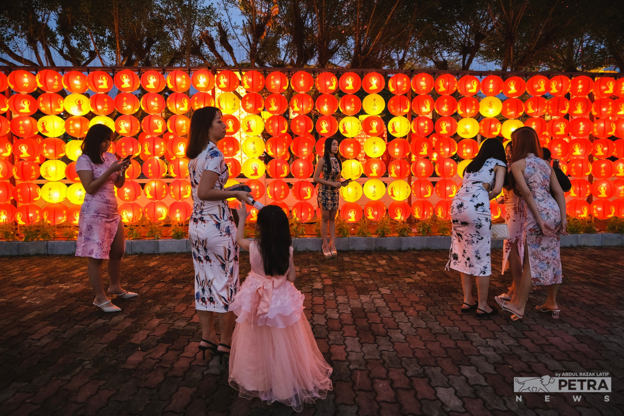 The FGS Dong Zen Temple provides a welcome space for visiting families and friends alike to joyfully uplift their bonds of kinship and fraternity this Chinese New Year. – ABDUL RAZAK LATIF/The Vibes pic, January 21, 2023