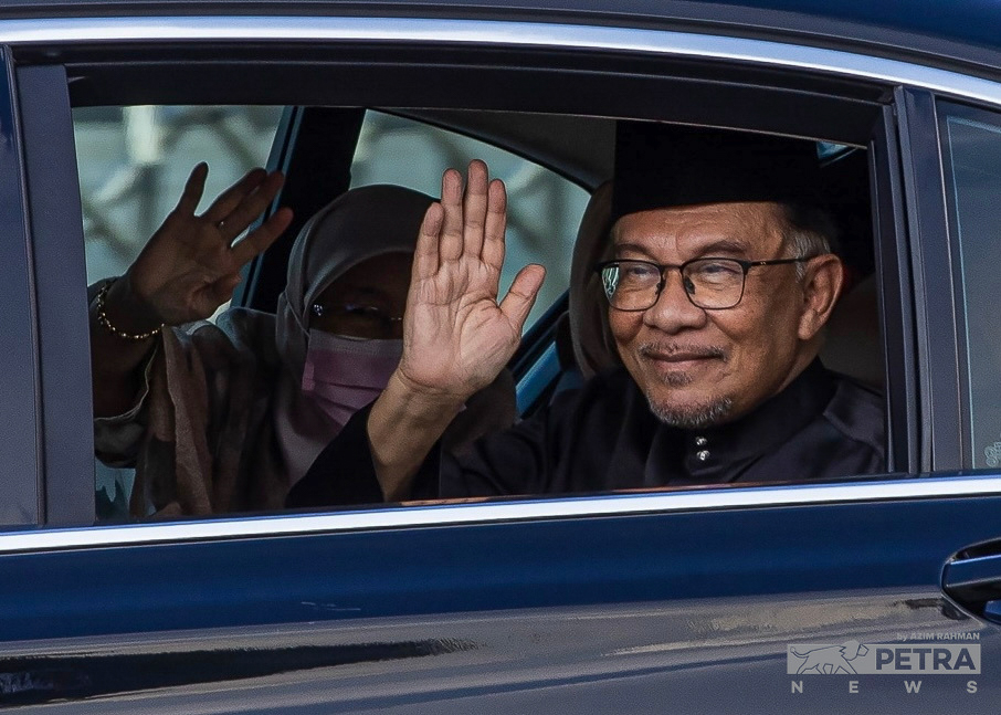 Datuk Seri Anwar Ibrahim and his wife Datuk Seri Dr Wan Azizah Wan Ismail wave to supporters as they arrive at Istana Negara on Thursday for Anwar’s swearing in as Malaysia’s 10th prime minister. Anwar now faces the daunting task of solving the nation’s myriad challenges. – AZIM RAHMAN/The Vibes pic, November 26, 2022