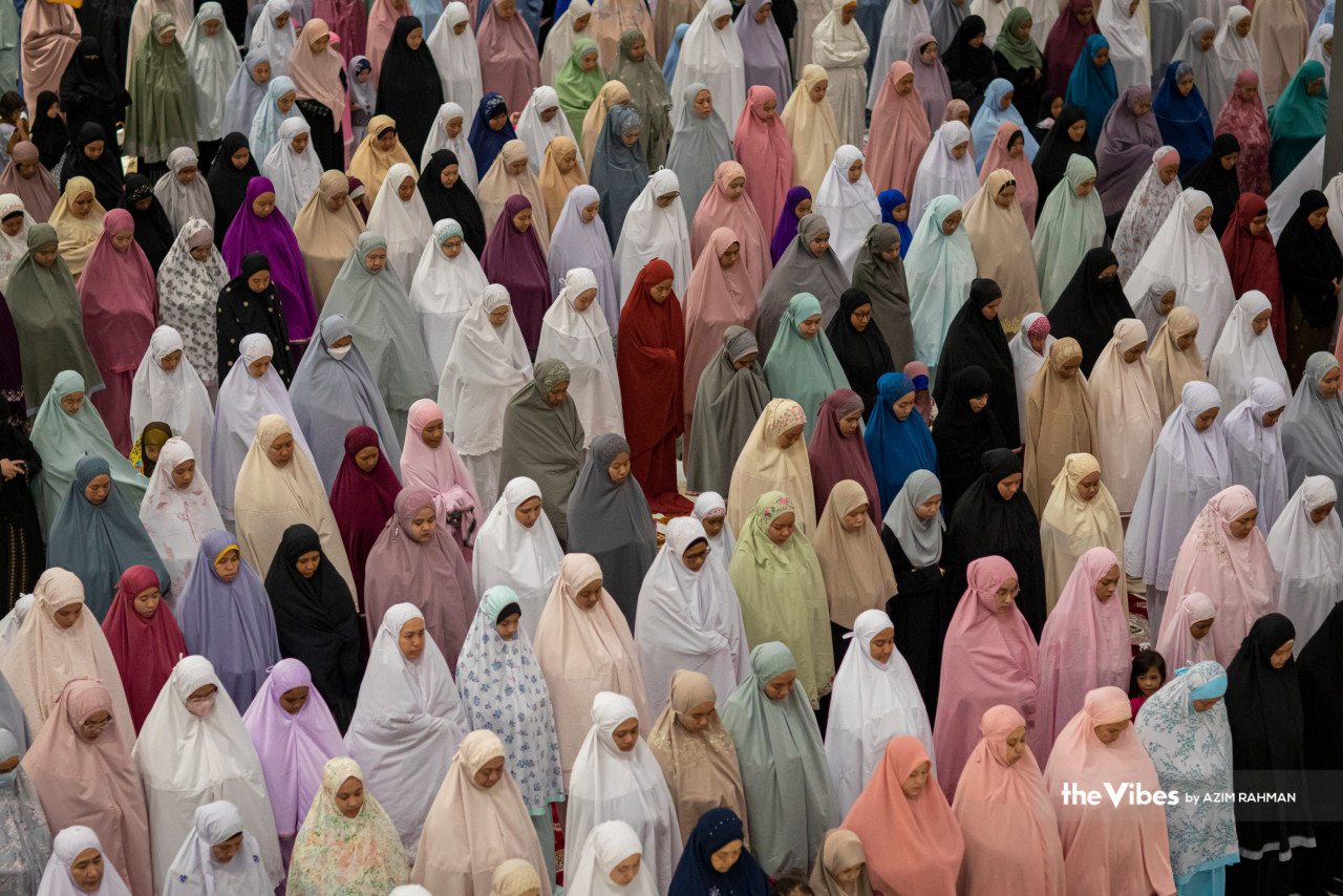 Looking contemplative, women congregants in various hues of telekung offer tarawih prayers at Masjid Tuanku Mizan Zainal Abidin in Putrajaya. – AZIM RAHMAN/The Vibes pic, March 23, 2023