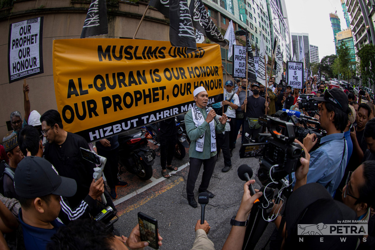 Hizbut Tahrir Malaysia central leadership member Mu’adz Abu Thalhah (centre) calls on the Swedish government to order Rasmus Paludan to issue an apology to Muslims for his insult to Islam. – AZIM RAHMAN/The Vibes pic, January 29, 2023