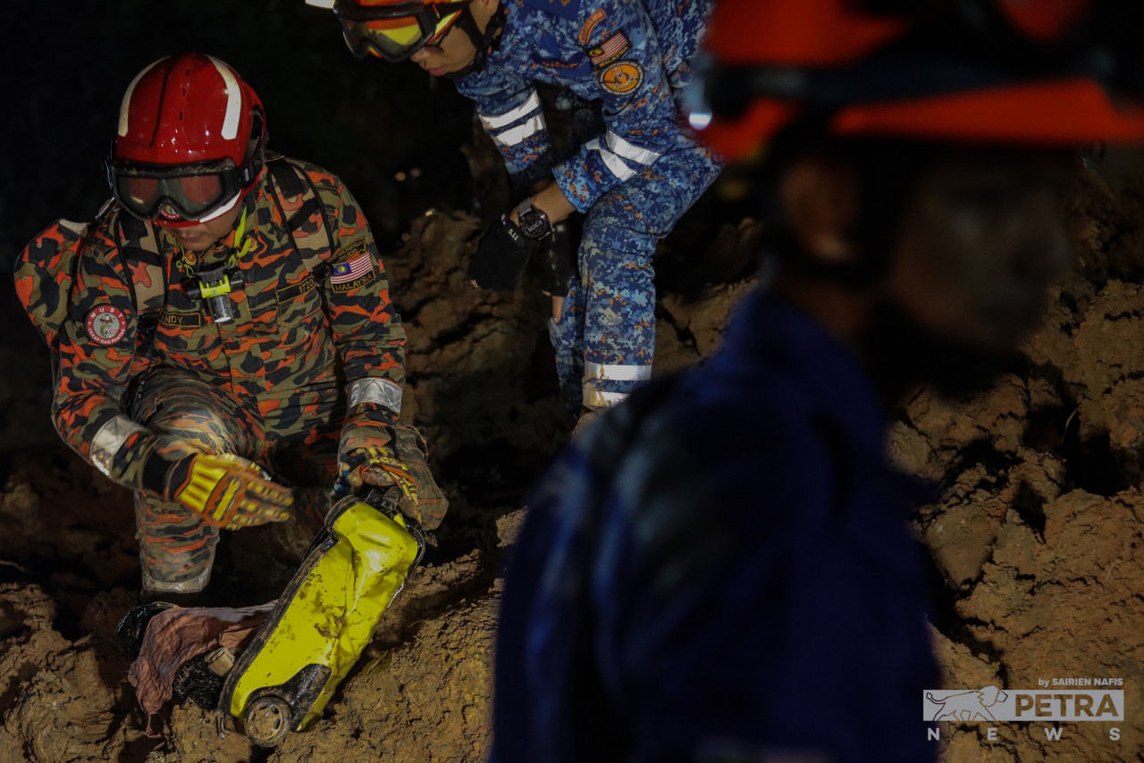 Rescuers find a small luggage bag last night on the fifth day of the search at Batang Kali. – SAIRIEN NAFIS/The Vibes pic, December 21, 2022