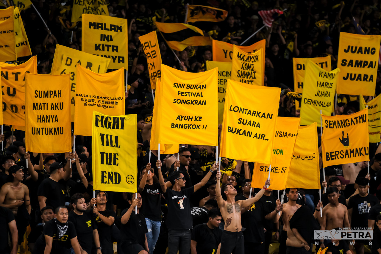 Harimau Malaya fans cheer on as their favourite team takes the War Elephants to task in the first leg of the AFF Cup semi-finals today at Bukit Jalil National Stadium. – ABDUL RAZAK LATIF/The Vibes pic, January 7, 2023
