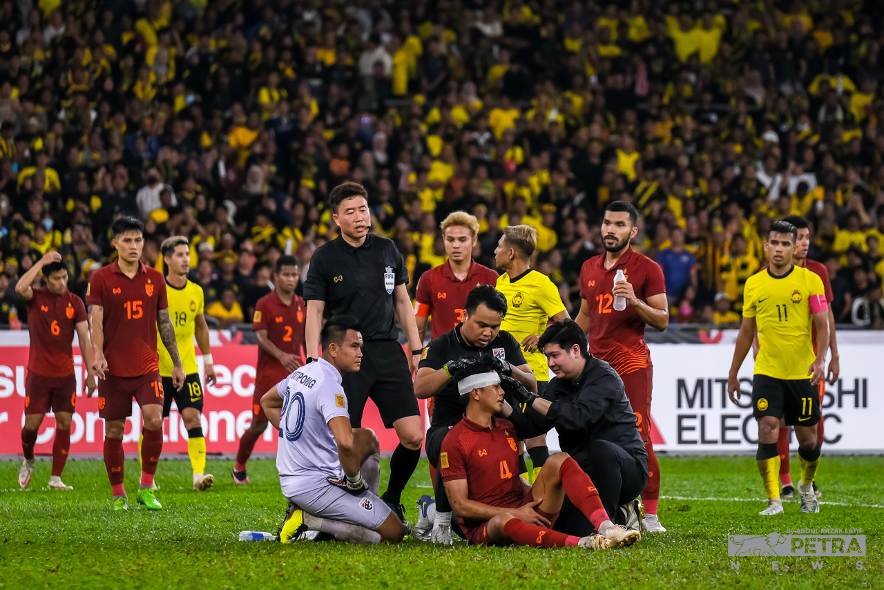 Thailand player Pansa Hemviboon receives medical treatment after being injured in the head after his clash with Malaysia’s Darren Lok. – ABDUL RAZAK LATIF/The Vibes pic, January 7, 2023