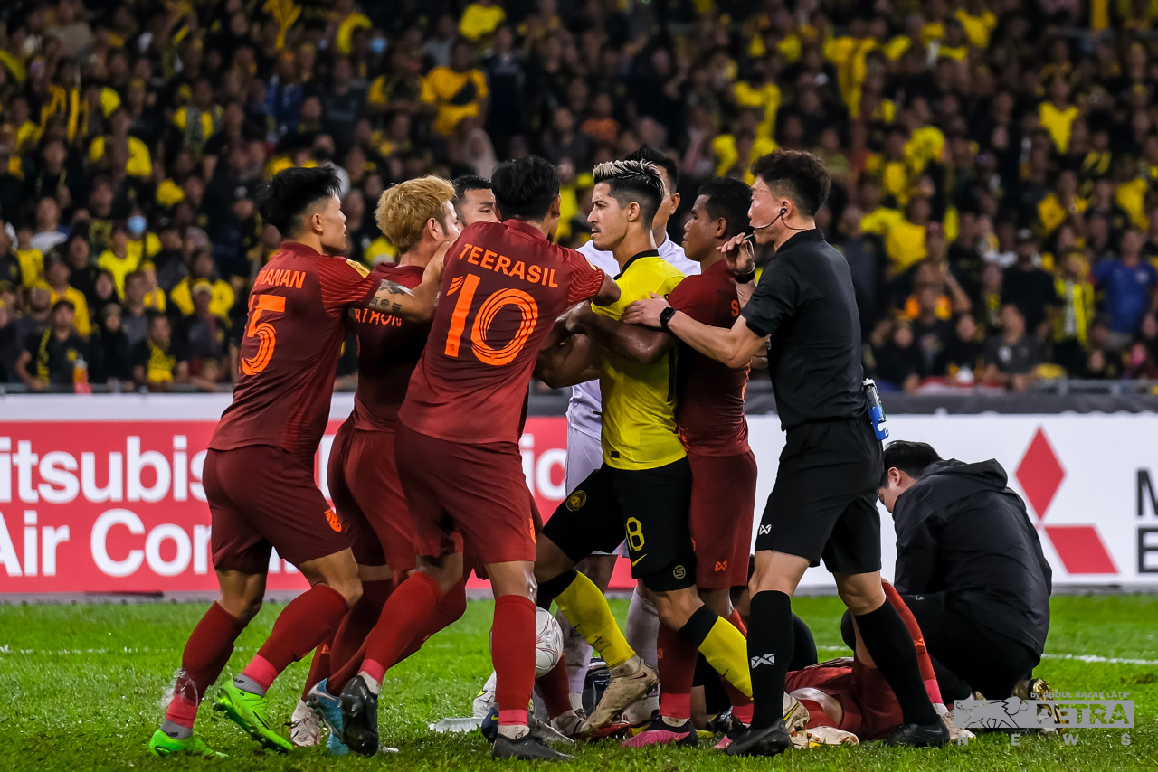 The situation turns chaotic when Malaysian player Brendan Gan disputed the referee’s decision to disallow Malaysia’s second goal first semi-final match of the AFF Cup against Thailand at the Bukit Jalil National Stadium. – ABDUL RAZAK LATIF/The Vibes pic, January 7, 2023