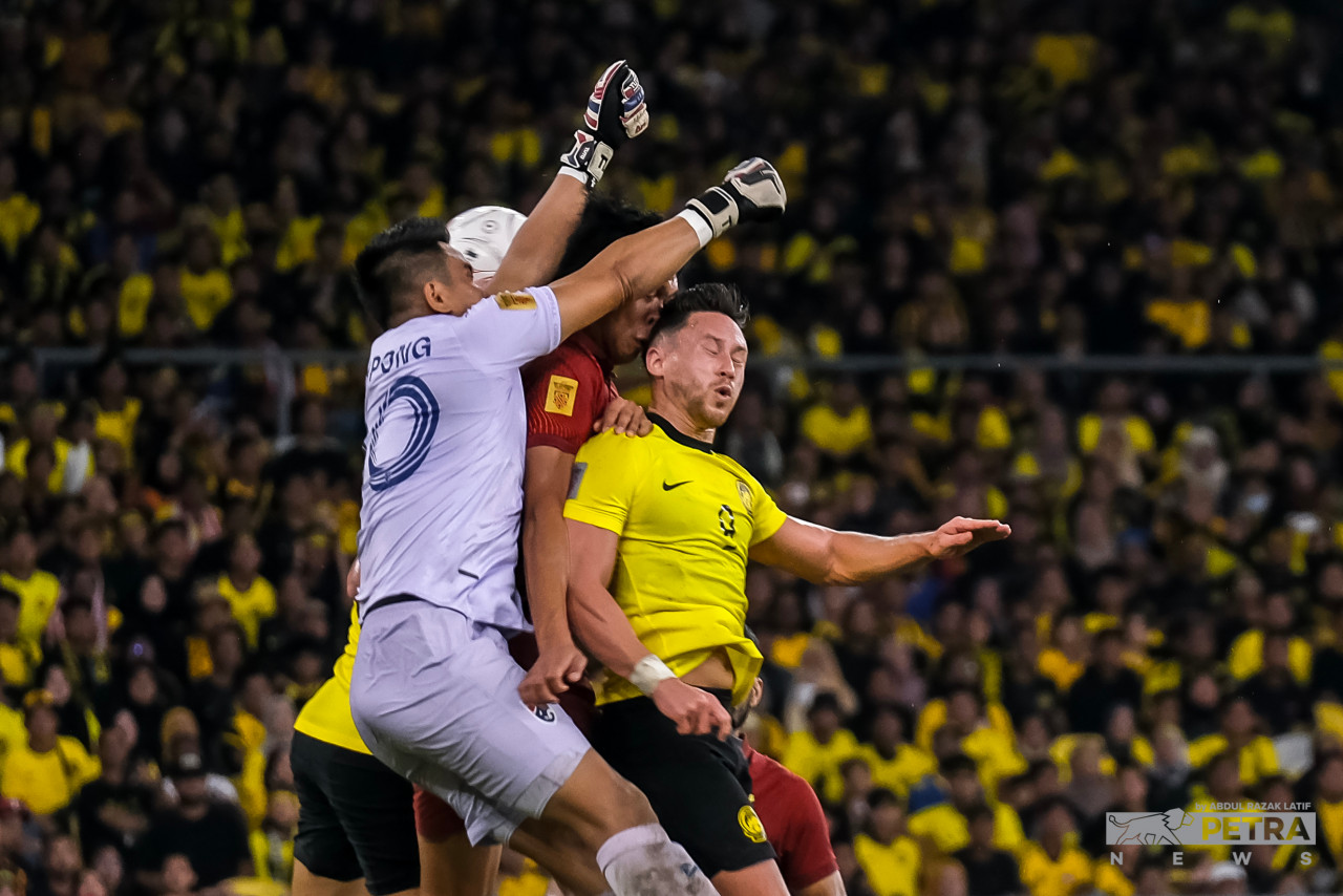 A collision between Malaysia’s Darren Lok and Thailand’s Pansa Hemviboon during a heading attempt led to Harimau Malaya’s second goal, which was subsequently disqualified by the referee. – ABDUL RAZAK LATIF/The Vibes pic, January 7, 2023