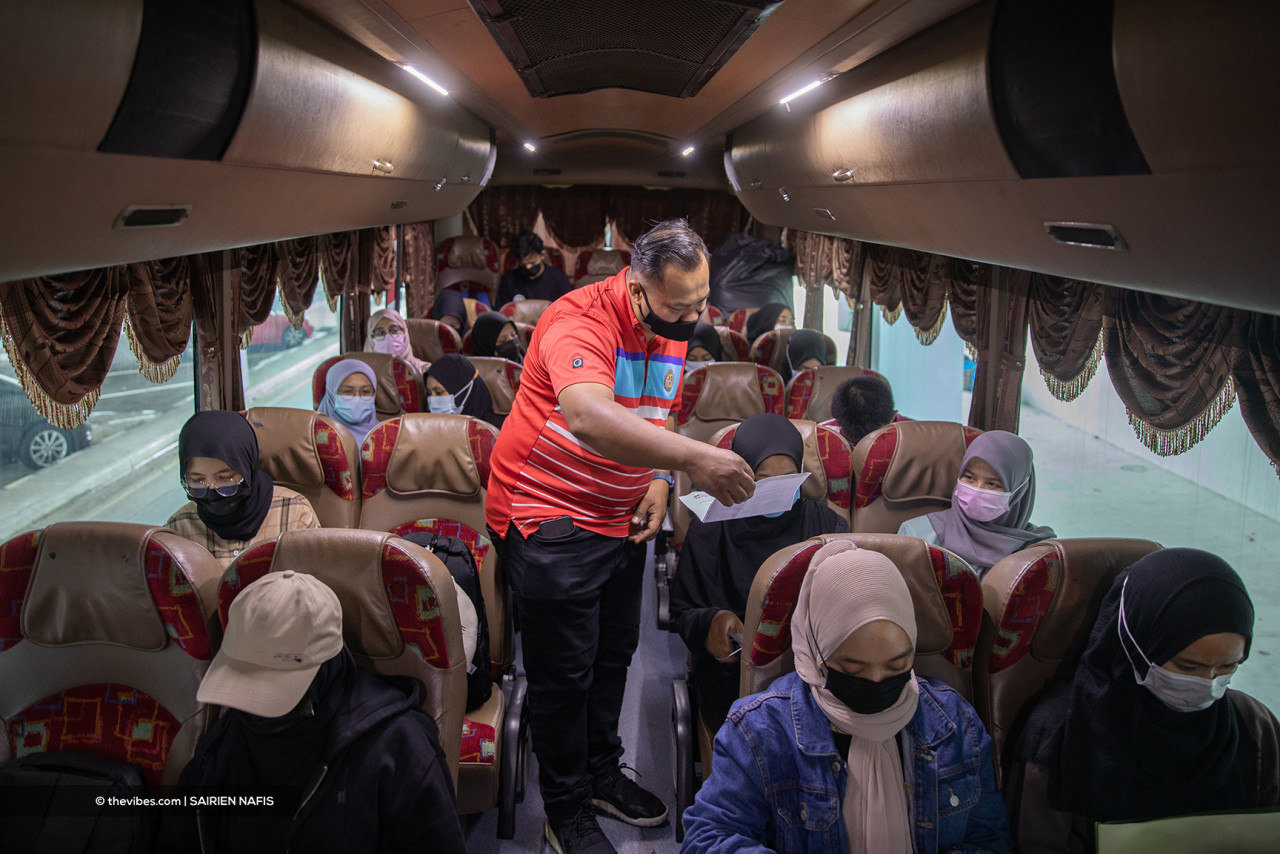 A programme coordinator making checks before departing from the UiTM campus. – SAIRIEN NAFIS/The Vibes pic, May 8, 2021