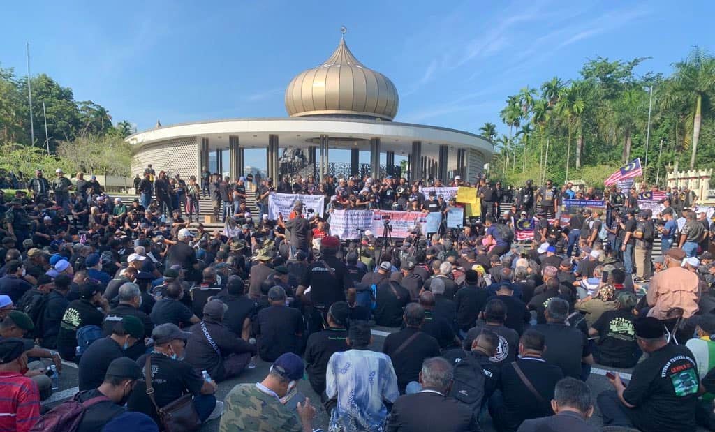The country’s army veterans at a peaceful rally at Tugu Negara yesterday, aired their dissatisfaction with the government, accusing it of failing to care for retired, non-pensionable and retrenched troops. – Nga Kor Ming Facebook pic, June 7, 2022