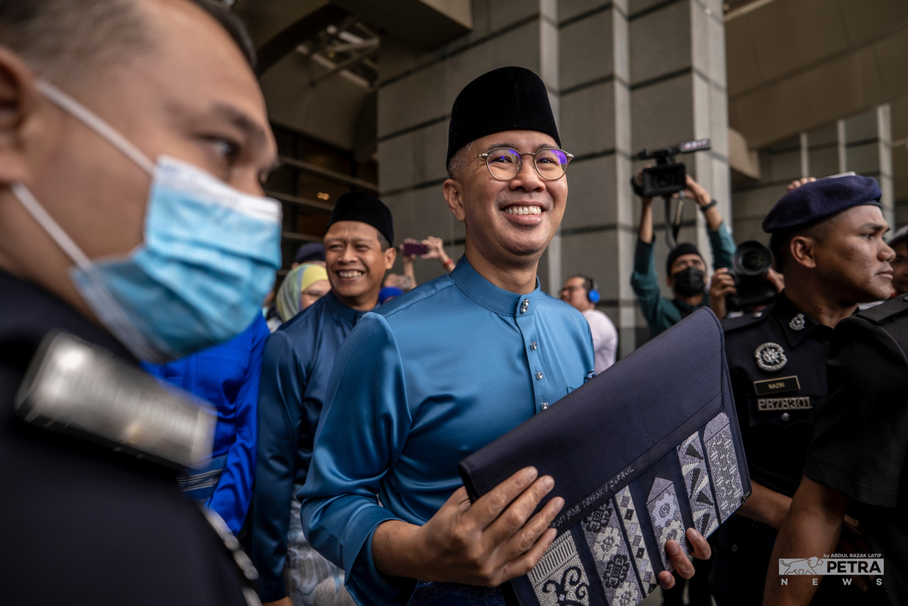 Datuk Seri Tengku Zafrul Tengku Abdul Aziz (centre) says the government will continue with employment incentives under the Social Security Organisation by paying RM600 to RM750 per month for three months to employers for hiring unemployed youths. – ABDUL RAZAK LATIF/The Vibes pic, October 7, 2022