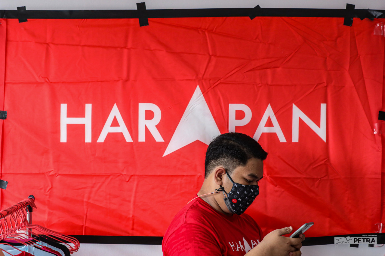 According to the report, Pakatan Harapan mentioned that certain actions by Perikatan Nasional and Barisan Nasional suggest that they are neglecting the rights and benefits of the non-Bumiputera community. – The Vibes file pic, March 22, 2022