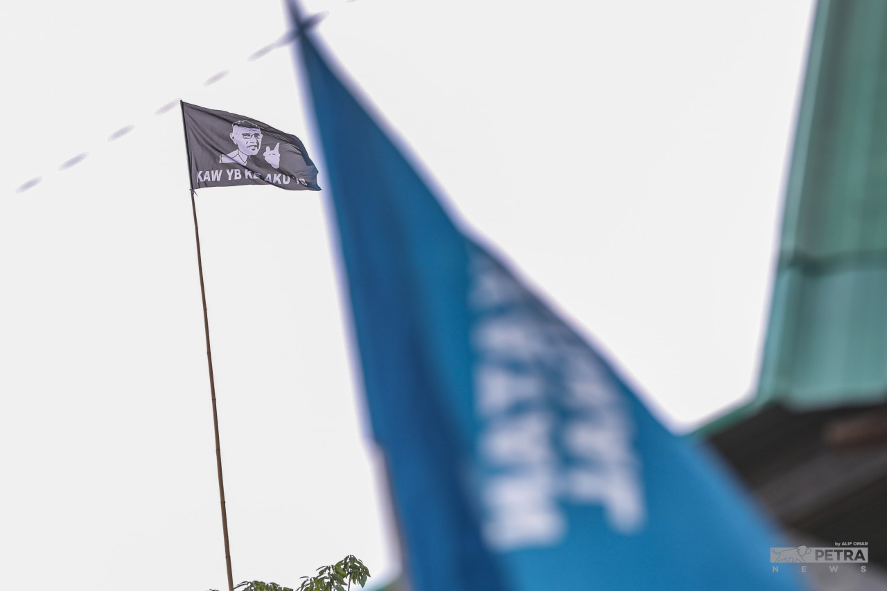 An interesting flag hoisted before the Melaka polls, featuring independent politician Datuk Norhizam Hassan Baktee with the words ‘Kaw YB ke aku YB’. – ALIF OMAR/The Vibes pic, November 8, 2021