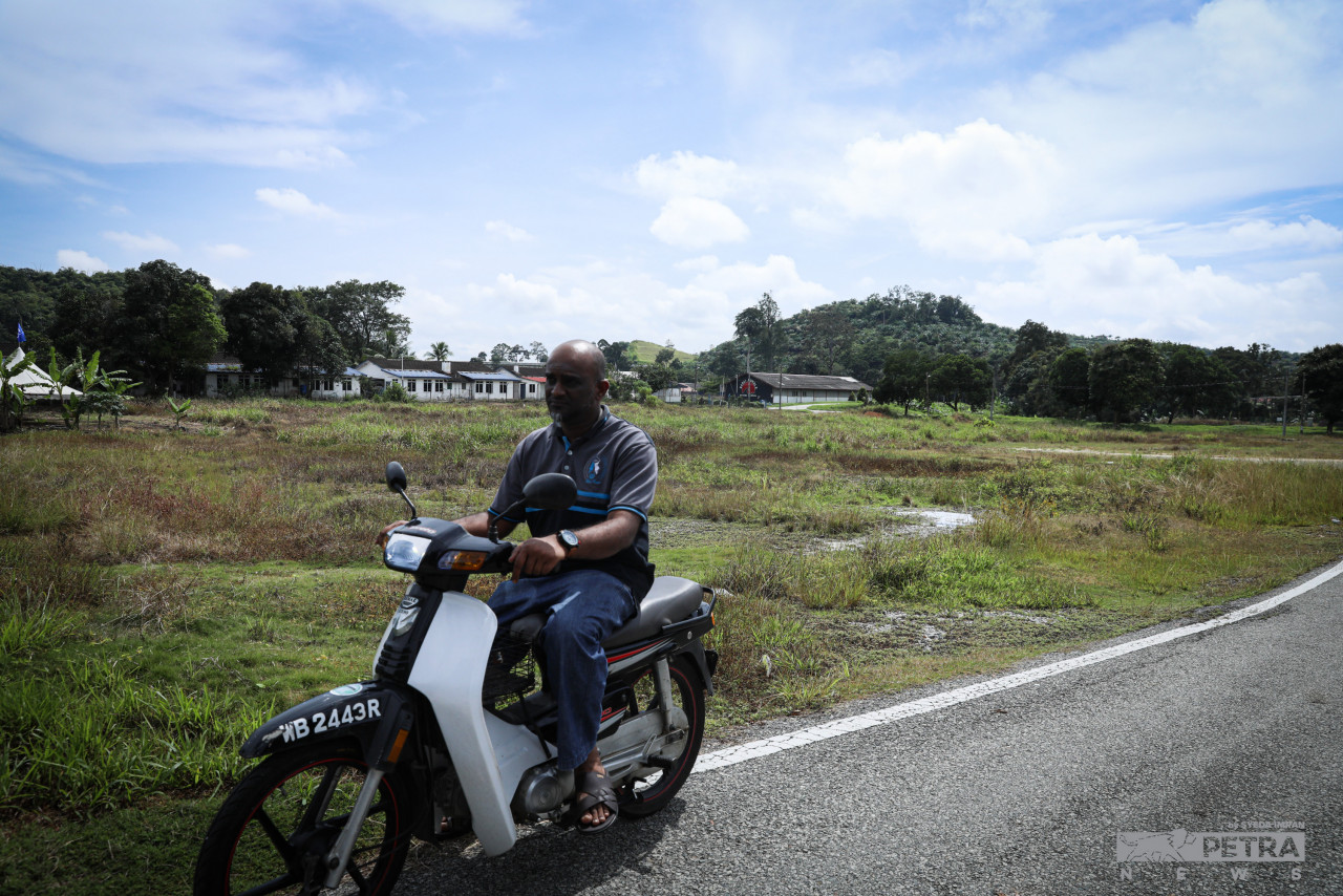 An abandoned housing project, Felda 2.0, launched by former prime minister Datuk Seri Najib Razak in February 2018, has now been deserted and villagers who were supposed to move there had to build a separate structure on their land to accommodate their families. – SYEDA IMRAN/The Vibes pic, November 9, 2022 