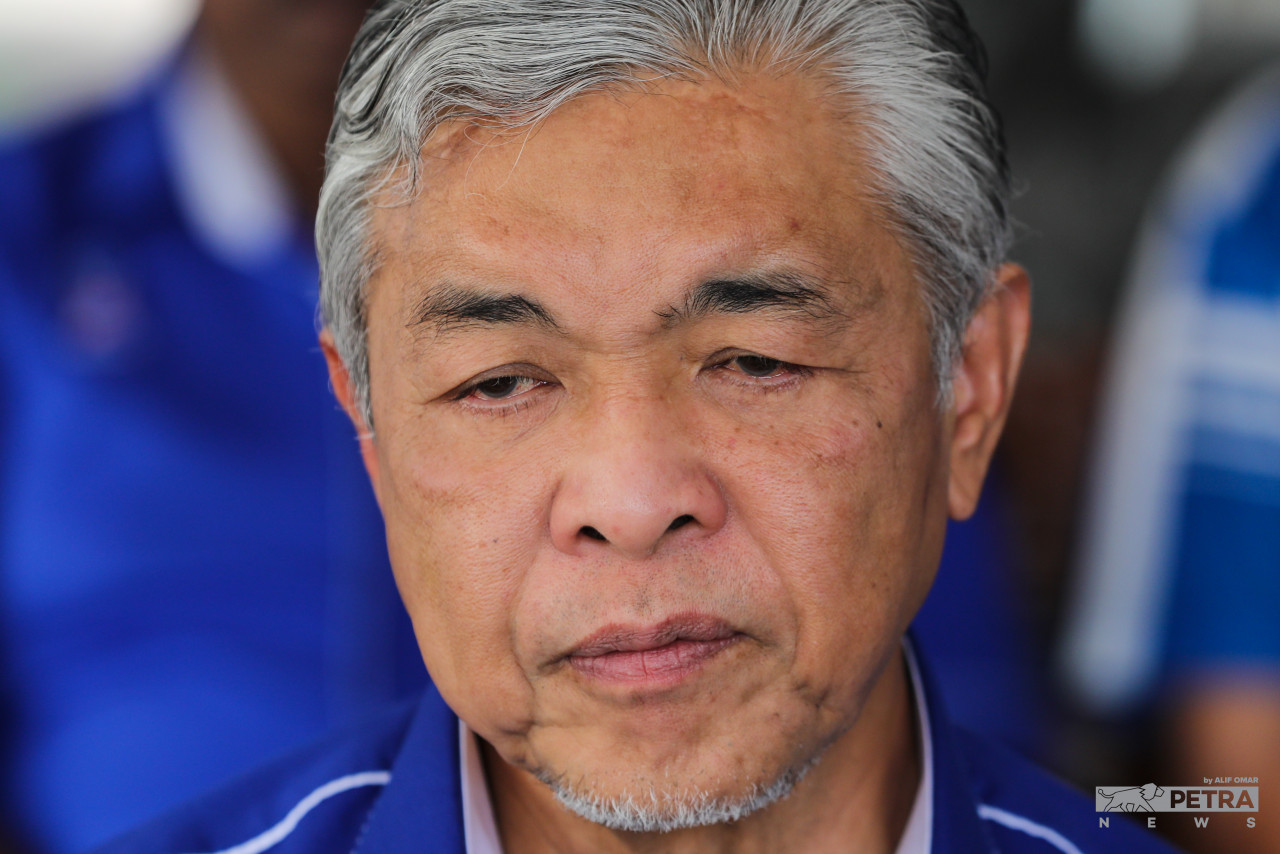 Barisan Nasional chairman Datuk Seri Ahmad Zahid Hamidi has dropped several Umno warlords, who were viewed as friendly to caretaker prime minister Datuk Seri Ismail Sabri Yaakob, as candidates for the 15th general election. – ALIF OMAR/The Vibes pic, November 17, 2022
