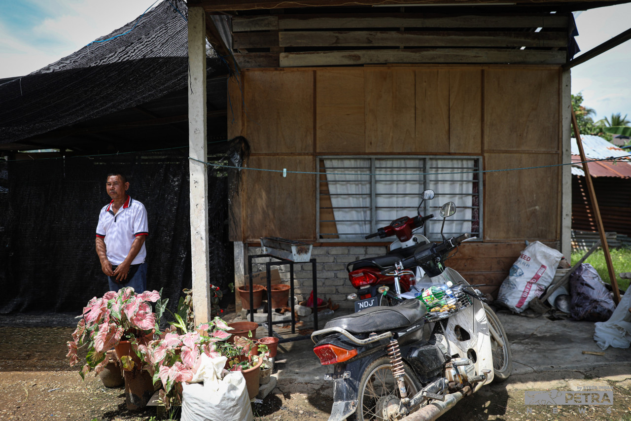 Zainal Osman, 60, a villager at the Lurah Bilut Felda settlement, shows his 16-year-old home, a dilapidated structure made of wooden planks and zinc sheets. – SYEDA IMRAN/The Vibes pic, November 9, 2022 