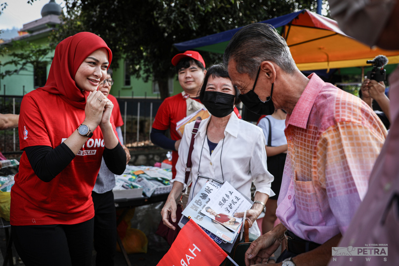 DAP’s Young Syefura Othman speaks to voters at the morning market in Bentong, where she is contesting against four other candidates including MCA veteran and former party president Tan Sri Liow Tiong Lai. – SYEDA IMRAN/The Vibes pic, November 13, 2022