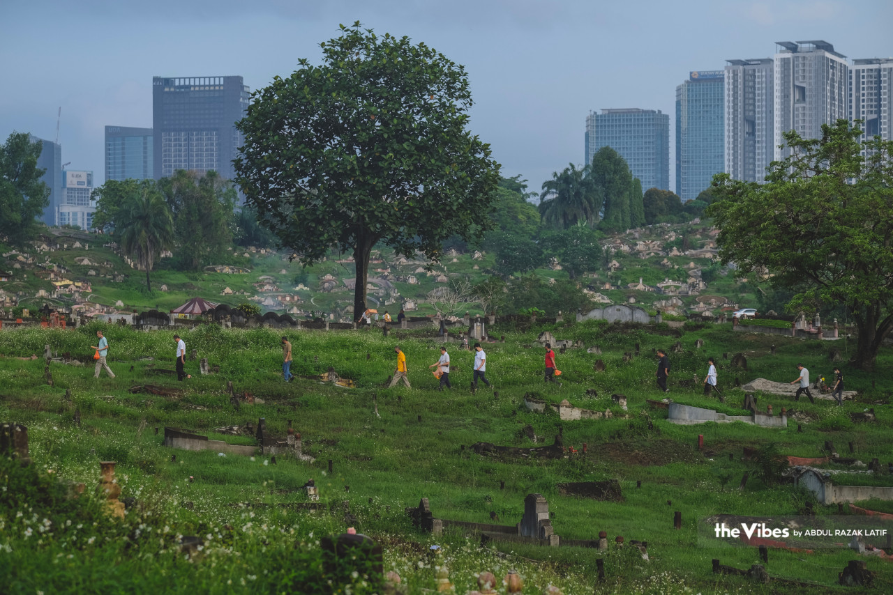 Diaspora Chinese communities such as Malaysians place great importance on the Qingming festival and observe its traditions faithfully. – ABDUL RAZAK LATIF/The Vibes pic, April 8, 2023