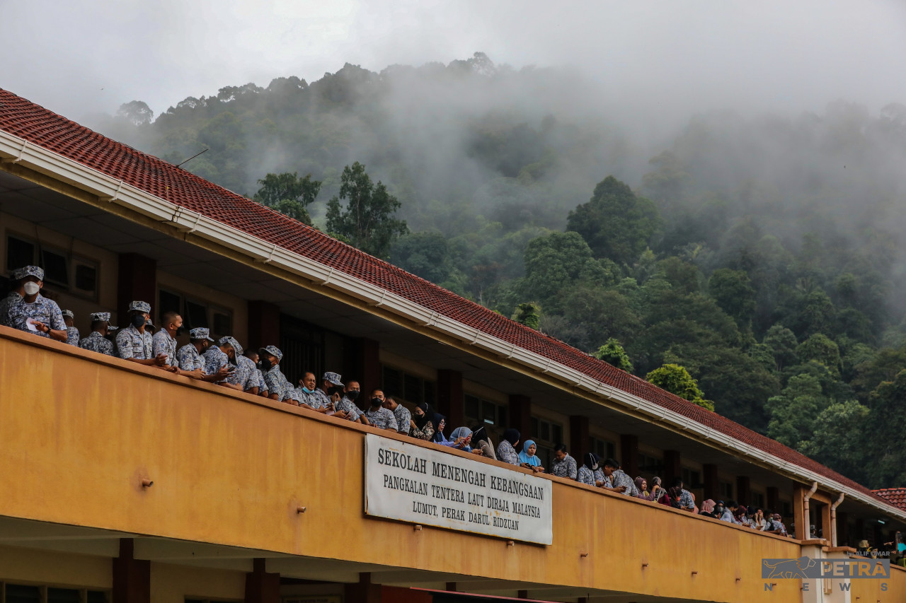 Royal Malaysian Navy officers fill up the corridors of SMK Pangkalan TLDM Lumut, Perak today, eager to cast their early ballots at the polling centre for the 15th general election. – ALIF OMAR/The Vibes pic, November 15, 2022
