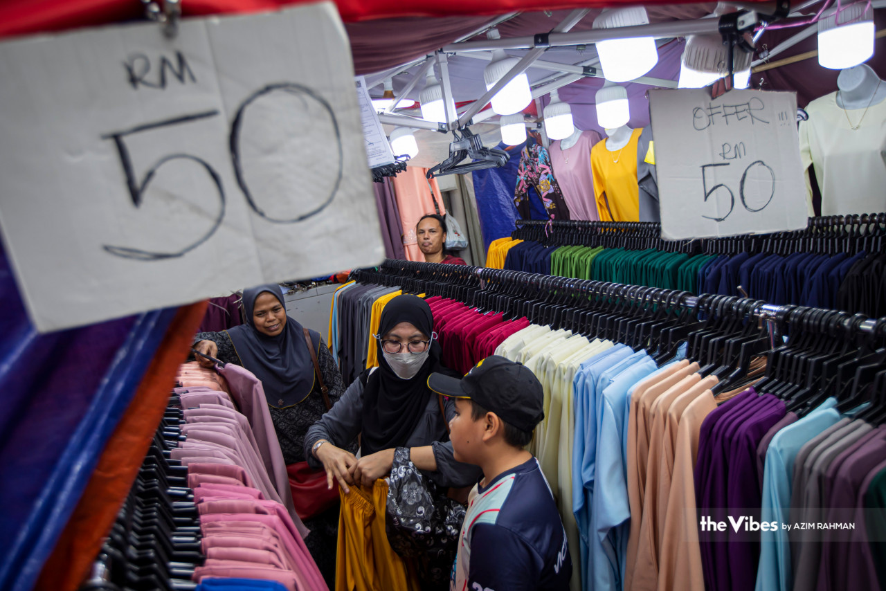 Traditional Malay clothing is seen being sold for as low as RM50 at Jalan Tuanku Abdul Rahman. – AZIM RAHMAN/The Vibes pic, April 20, 2023