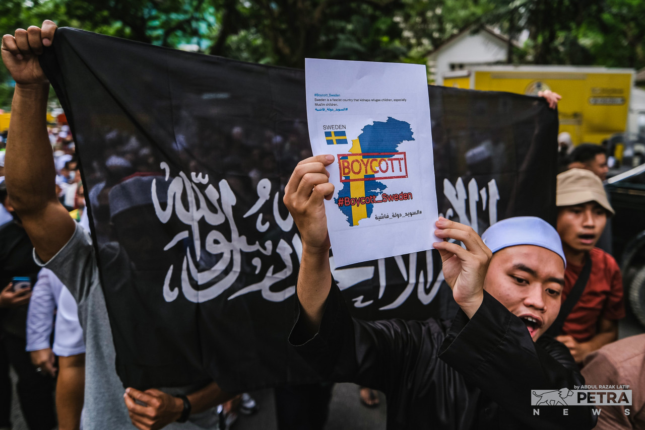 At least 300 people march on the Swedish embassy, calling for a boycott following Rasmus Paludan’s actions. – ABDUL RAZAK LATIF/The Vibes pic, January 29, 2023
