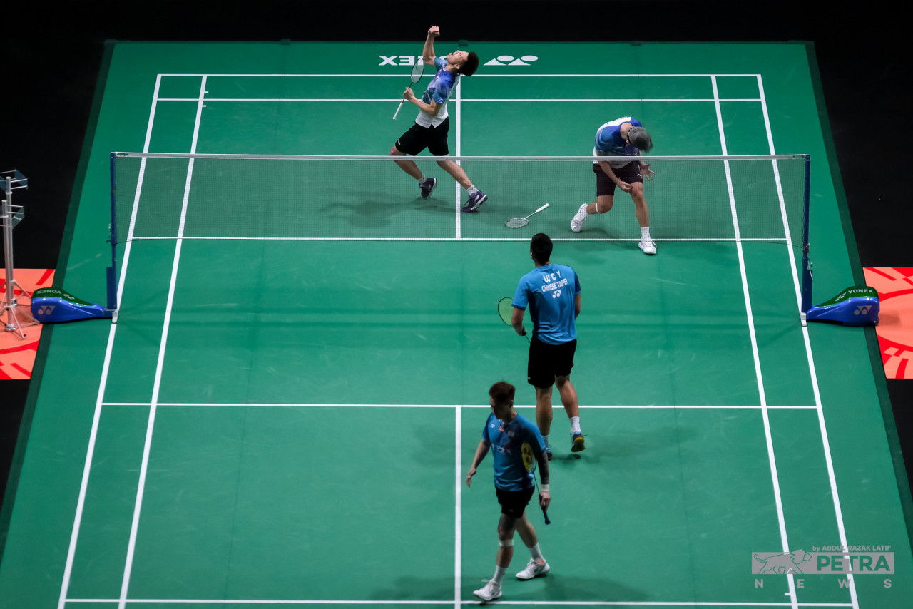 Men’s doubles pair Teo Ee Yi-Ong Yew Sin celebrate their victory over Taiwan’s Lu Ching Yao-Yang Po Han, 17-21, 21-13, 21-14 at the 2023 Malaysia Open round of 16. – ABDUL RAZAK LATIF/The Vibes pic, January 18, 2023