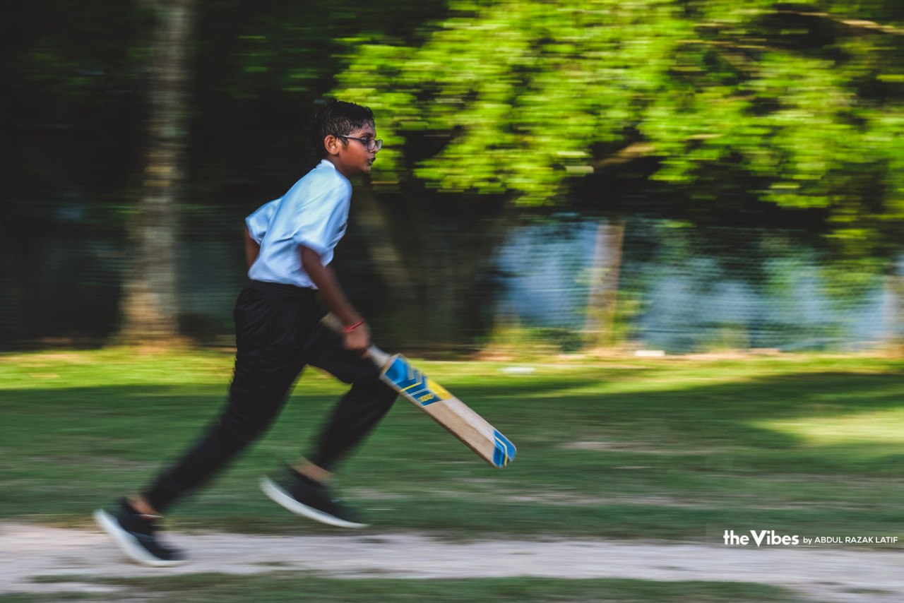 A boy runs to score for the team. Due to the uneven ground, he would have to watch out for potentially dangerous steps. – ABDUL RAZAK LATIF/The Vibes pic, June 19, 2023