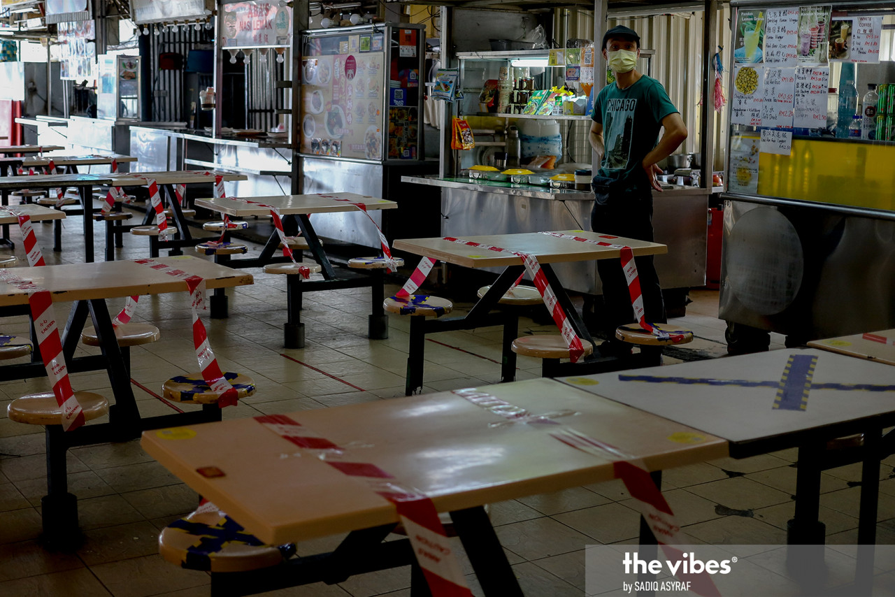 Unlike the boom in demand for fruits, food stall operators in SS2 do not expect to see business thrive during the CNY weekend. – SADIQ ASYRAF/The Vibes pic, February 11, 2021