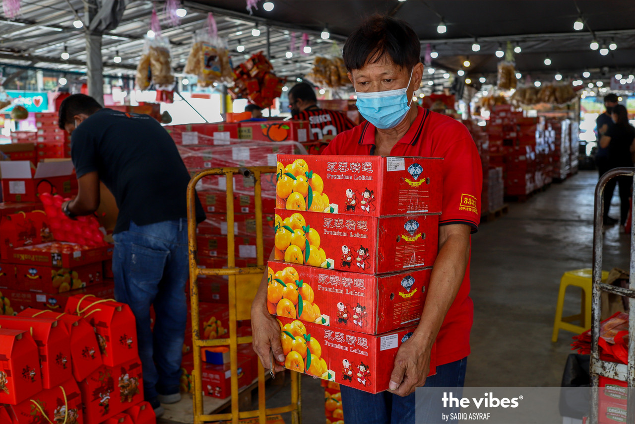 Ken Kua Fruits Trading at SS2 Square will remain open for business during the CNY weekend, with high demand likely to help it recoup prior sluggish sales. – SADIQ ASYRAF/The Vibes pic, February 11, 2021