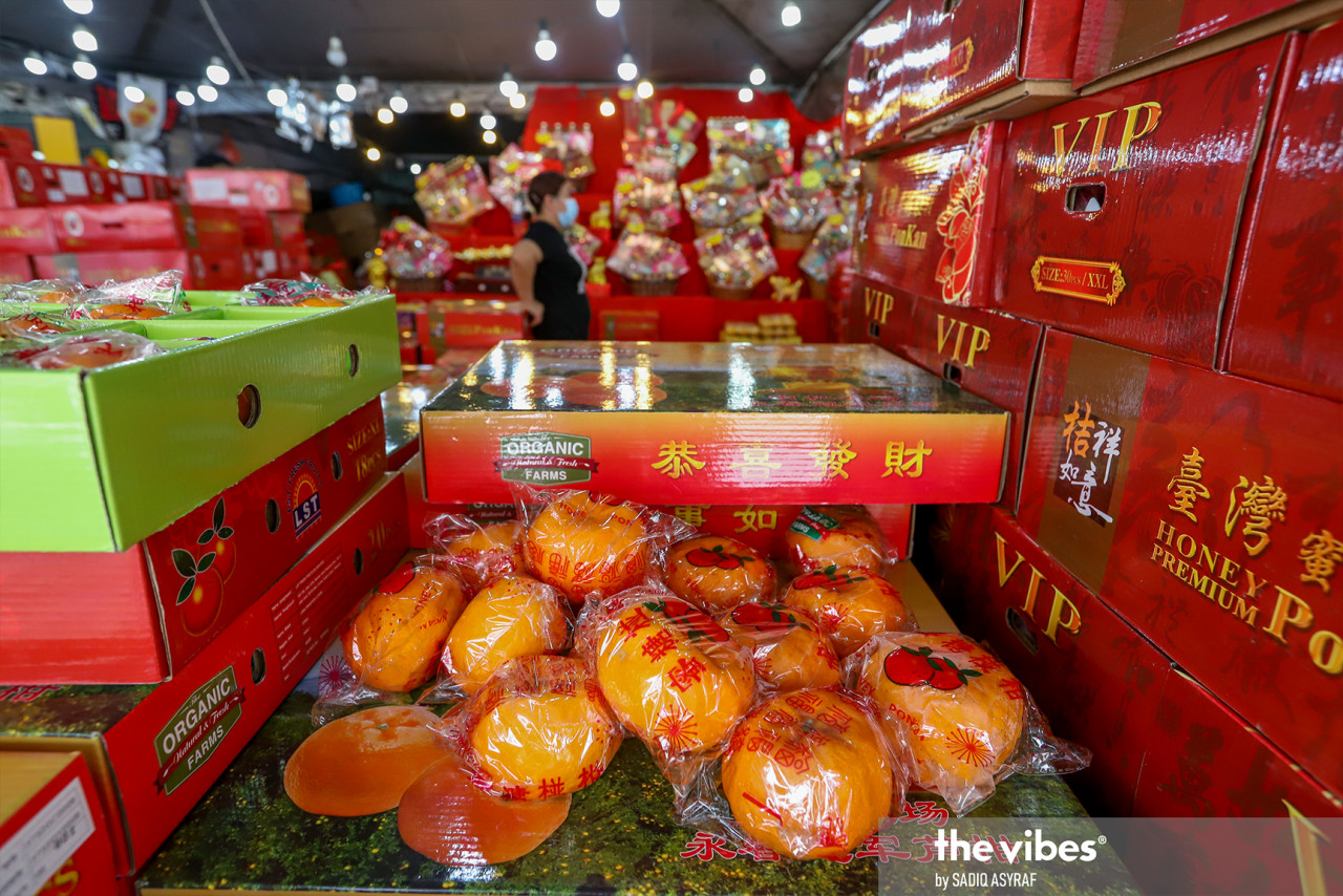 Traders in SS2, Petaling Jaya, say they have picked up the slack from roadside stalls unable to meet demand for mandarin oranges ahead of CNY. – SADIQ ASYRAF/The Vibes pic, February 11, 2021