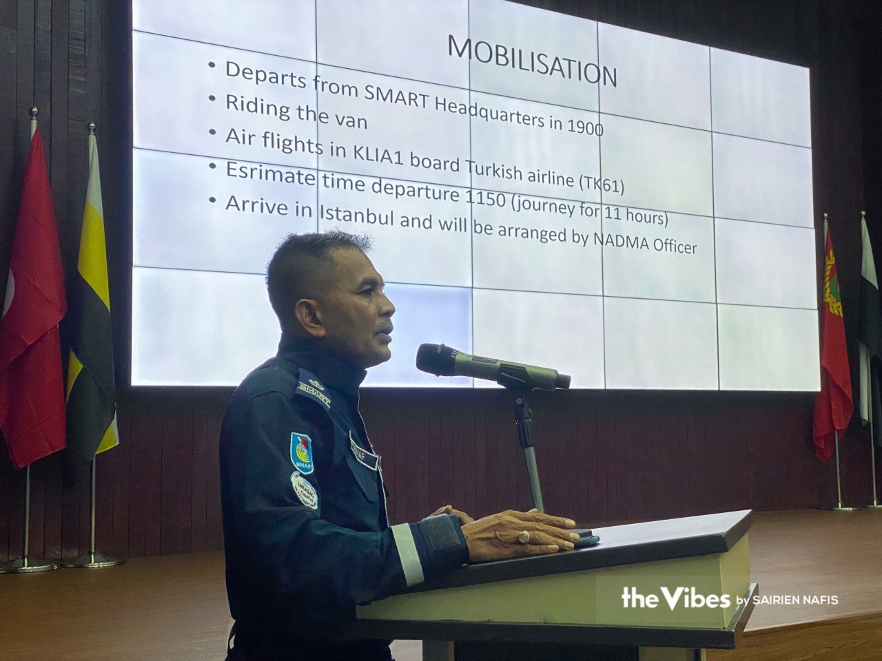 Senior fire superintendent Abdul Manaf Che Isa briefing the second SMART team on the rescue mission to Turkiye today. – SAIRIEN NAFIS/The Vibes pic, February 8, 2023