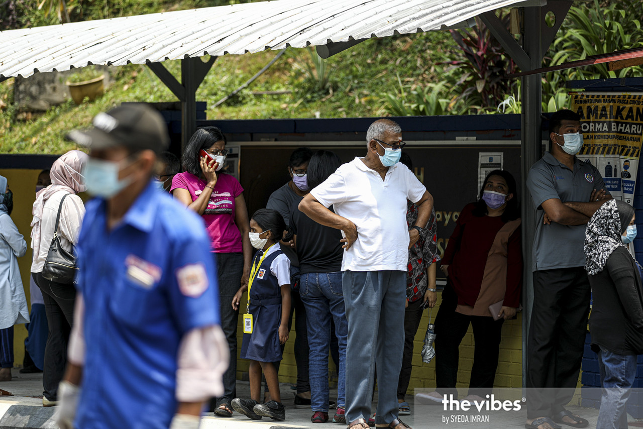 According to the Tara Foundation – a non-governmental organisation focused on the underprivileged community – an estimated 90% of students from B40 families drop out of school by the time they reach Form 5, and a large portion of this figure includes ethnic Indians (pic for illustration purposes only). – The Vibes file pic, December 8, 2022