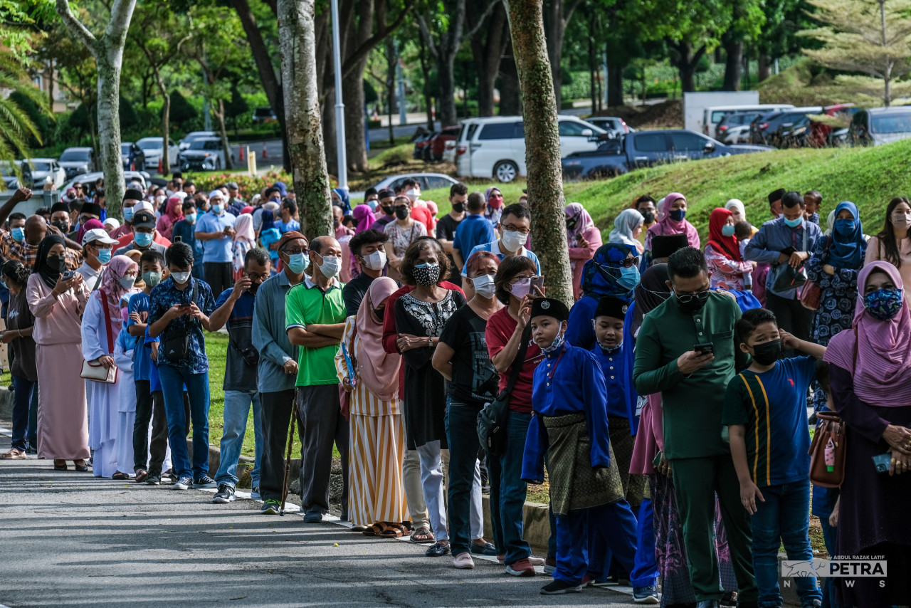 Huge crowds were seen queueing outside the Seri Perdana complex as early as 5am, waiting for doors to be opened at 9.30am. – ABDUL RAZAK LATIF/The Vibes pic, May 8, 2022
