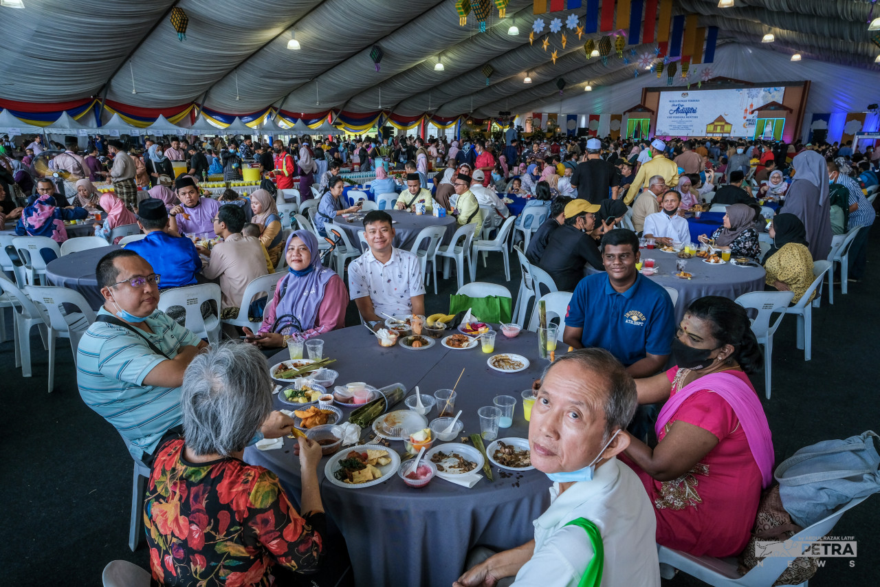 Transport Minister Datuk Seri Wee Ka Siong says the massive crowd at the event signifies the spirit of unity among Malaysians. – ABDUL RAZAK LATIF/The Vibes pic, May 8, 2022