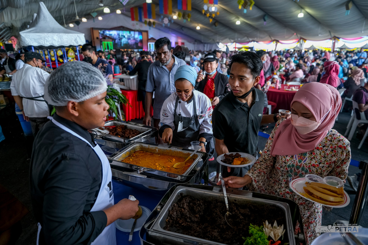 Minister in the Prime Minister’s Department (Economic Affairs) Datuk Seri Mustapa Mohamed said he expected such public enthusiasm since Malaysians were restricted from celebrating over the last two years. – ABDUL RAZAK LATIF/The Vibes pic, May 8, 2022