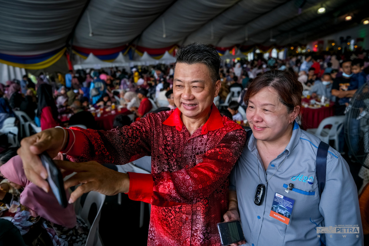 Visitors from all walks of life willingly travel from near and far to attend the prime minister’s Hari Raya Aidilfitri open house today. – ABDUL RAZAK LATIF/The Vibes pic, May 8, 2022