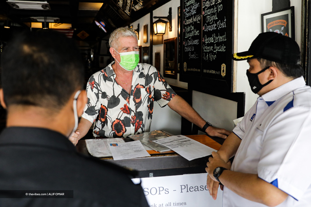 KPDNHEP director Ariffin Samsudin (right) at Sid’s in Plaza Damansara, where he met owner Geoff Siddle to talk about his recent application struggles. – ALIF OMAR/The Vibes pic, June 9, 2021