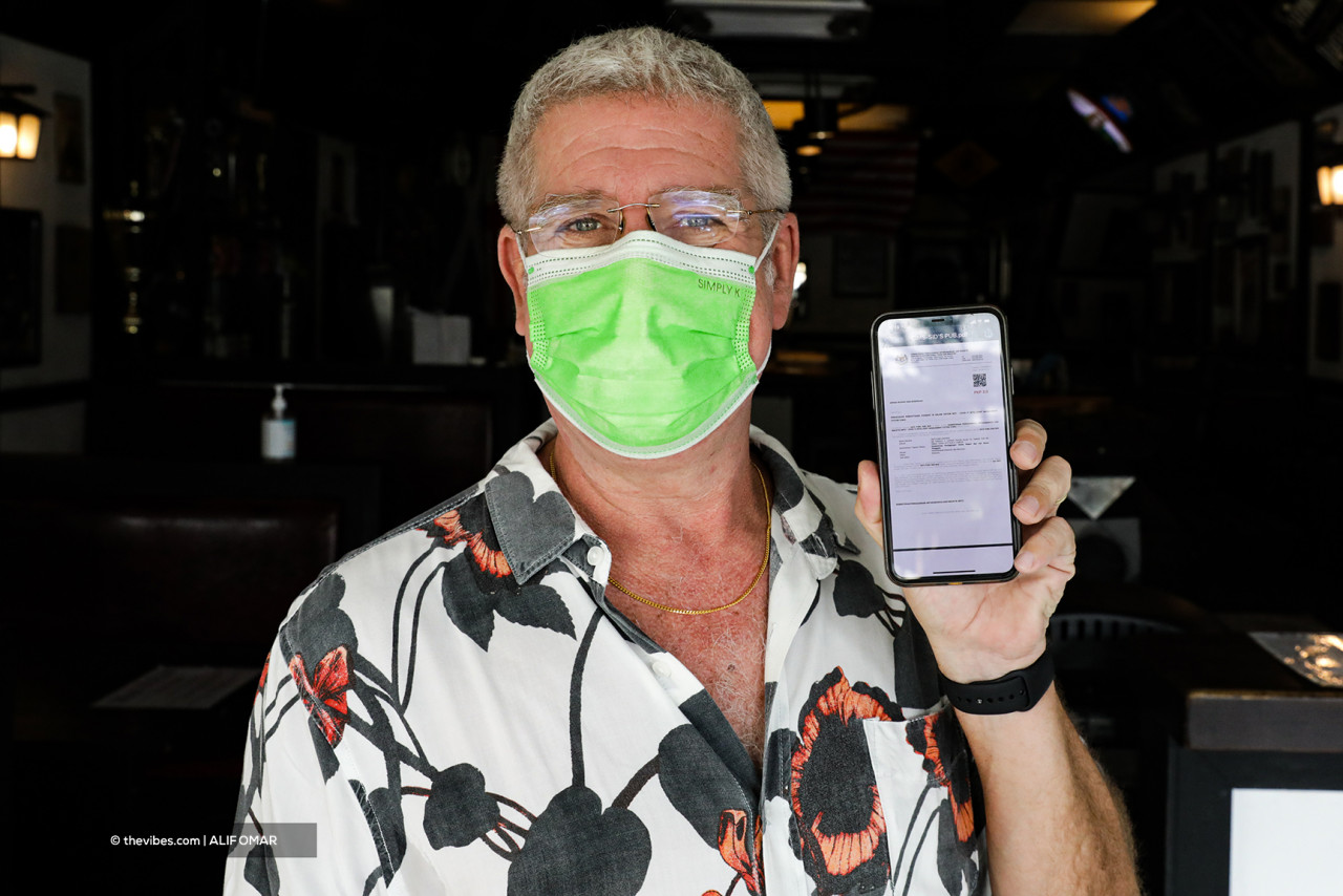 Sid’s owner Geoff Siddle beaming after receiving confirmation that his eatery has Miti approval to operate. – ALIF OMAR/The Vibes pic, June 9, 2021